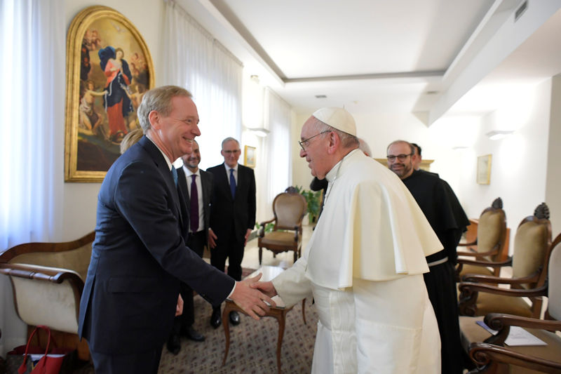 © Reuters. Foto del miércoles del presidente de Microsoft, Brad Smith, con el Papa Francisco en el Vaticano