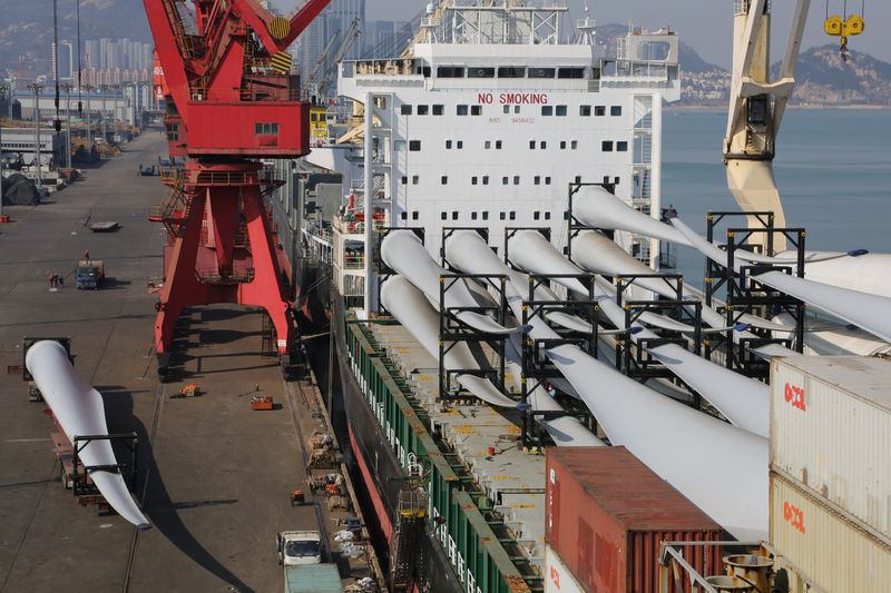 © Reuters. Componenti di turbine eoliche destinate all'export caricate su una nave a Lianyungang, Jiangsu, Cina