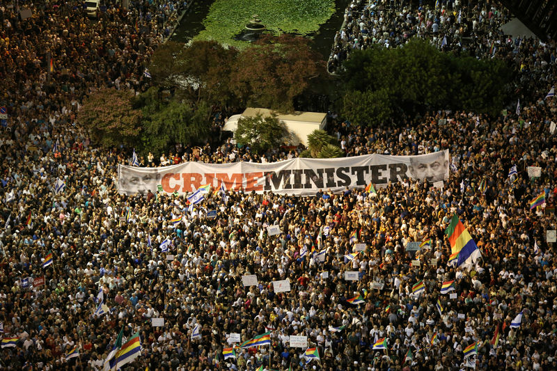© Reuters. Israelis from the Druze minority together with others take part in a rally to protest against Jewish nation-state law in Rabin square in Tel Aviv