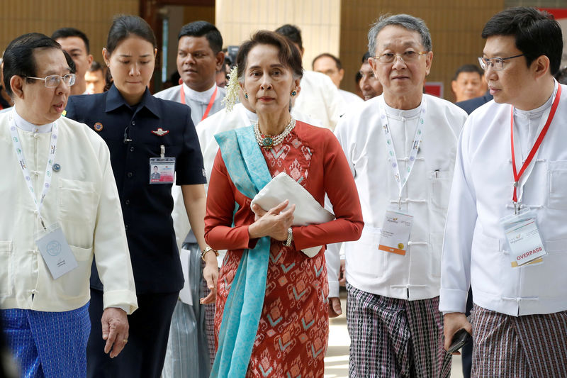 © Reuters. FILE PHOTO: Myanmar's State Counsellor Aung San Suu Kyi attends Invest Myanmar in Naypidaw