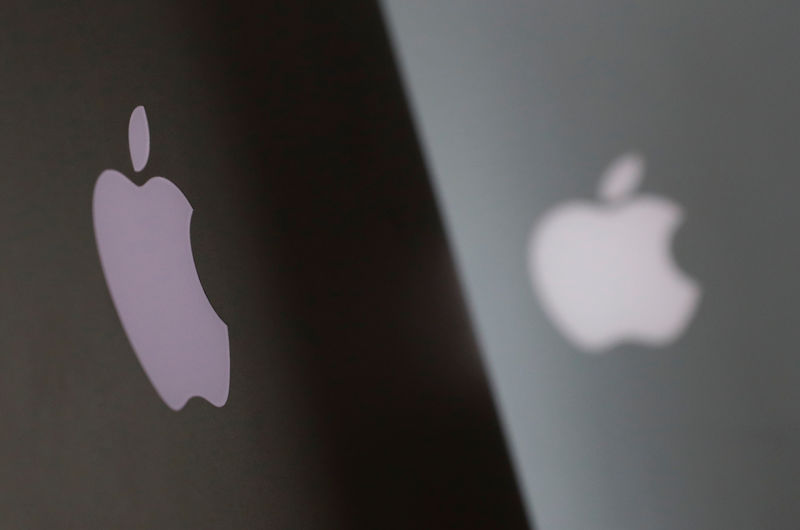 © Reuters. Apple company logos are seen as two MacBooks stand next to each other in an office in Vienna