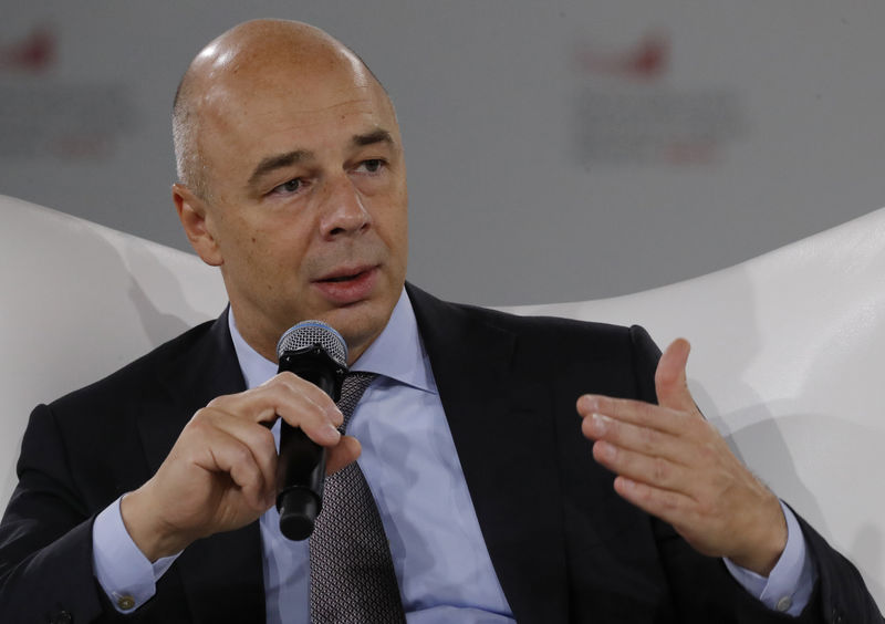 © Reuters. Russian Finance Minister Siluanov speaks during a discussion with Moscow Mayor Sobyanin as part of of the Moscow Financial Forum in Moscow