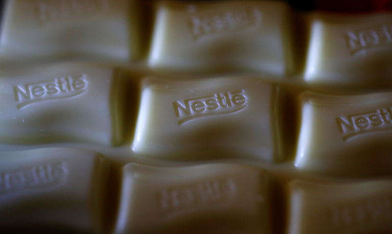 © Reuters. Логотип Nestle на плитке шоколада Milky Bar
