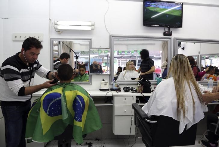 © Reuters. Cabelereiro trabalha em salão em Curitiba