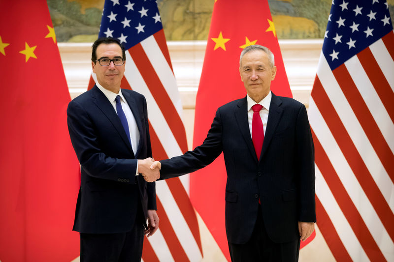 © Reuters. Secretário de Tesouro dos EUA, Steven Mnuchin, cumprimenta vice-premiê da China Liu, He, em Pequim