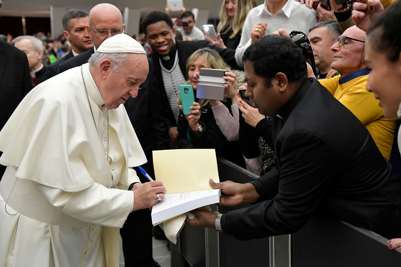 © Reuters. Papa chega para audiência semanal no Vaticano