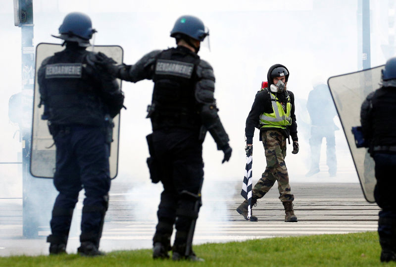 © Reuters. LA CAGNOTTE DE SOUTIEN AUX FORCES DE L'ORDRE REMISE AUX POLICIERS