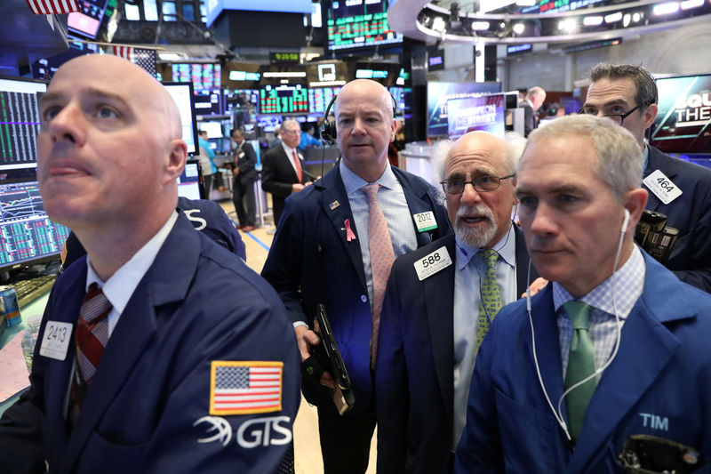 © Reuters. Traders work on the floor of the NYSE in New York