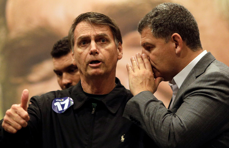 © Reuters. Gustavo Bebianno conversa com Jair Bolsonaro no Rio de Janeiro