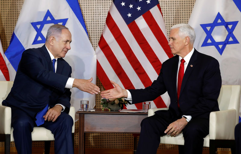 © Reuters. U.S. Vice President Mike Pence and Israeli Prime Minister Benjamin Netanyahu shake hands as they meet in Warsaw