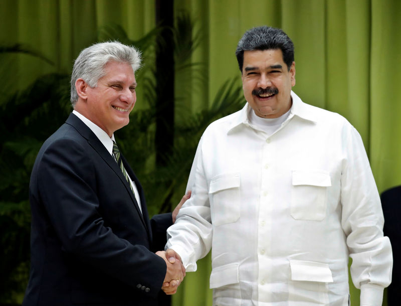 © Reuters. Presidente de Cuba, Miguel Díaz-Canel, cumprimenta presidente da Venezuela, Nicolás Maduro, em Havana