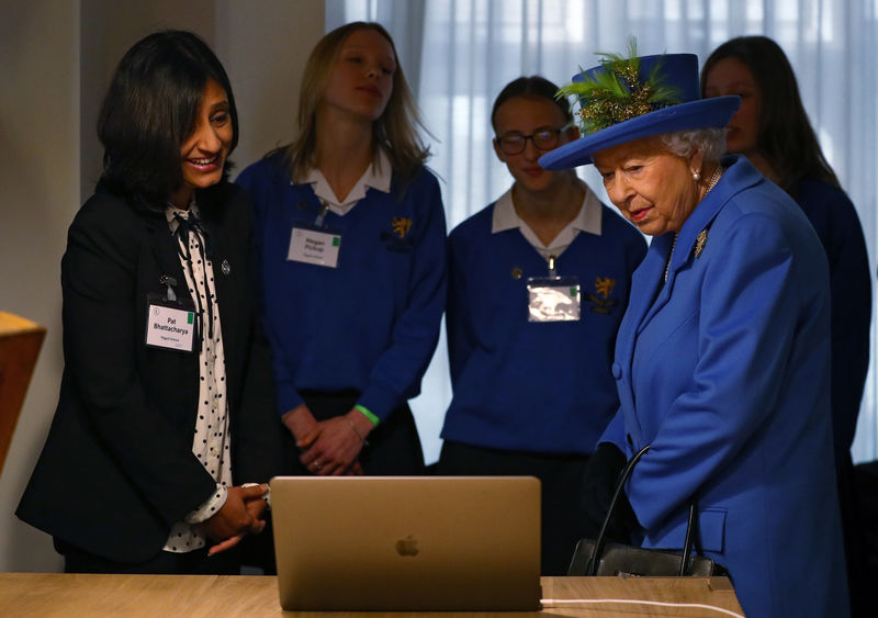 © Reuters. Rainha Elizabeth participa de cerimônia de centenário do GCHQ em Londres