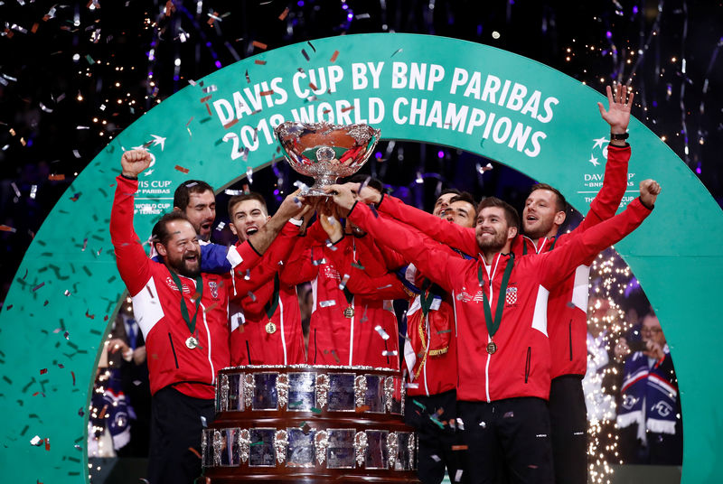 © Reuters. Imagen de archivo del equipo croata de tenis celebrando tras ganar la última edición de la Copa Davis, en Lille, Francia