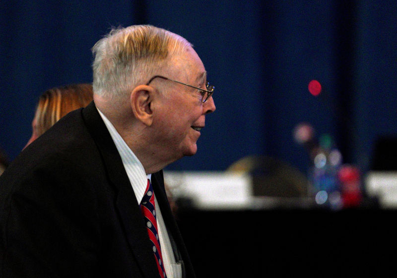 © Reuters. Charlie Munger, vice chairman of Berkshire Hathaway Inc arrives at the company's annual meeting in Omaha