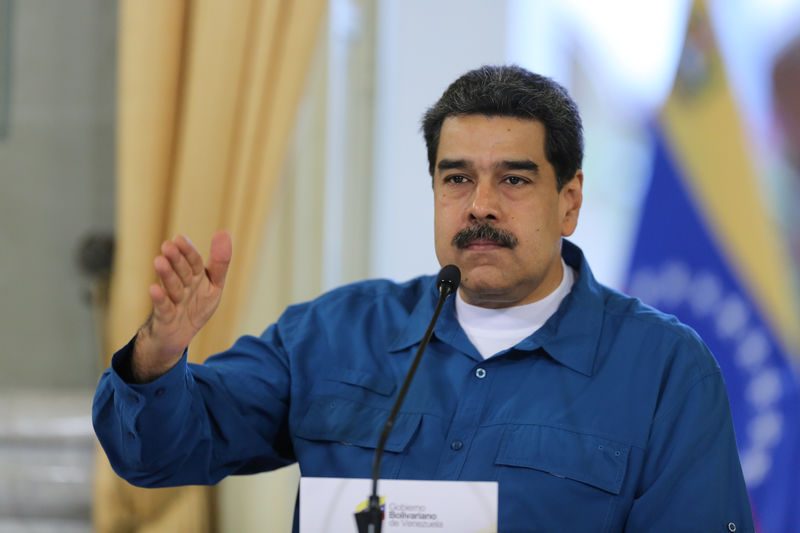 © Reuters. Venezuela's President Nicolas Maduro gestures while he speaks during a meeting with members of the government in Caracas