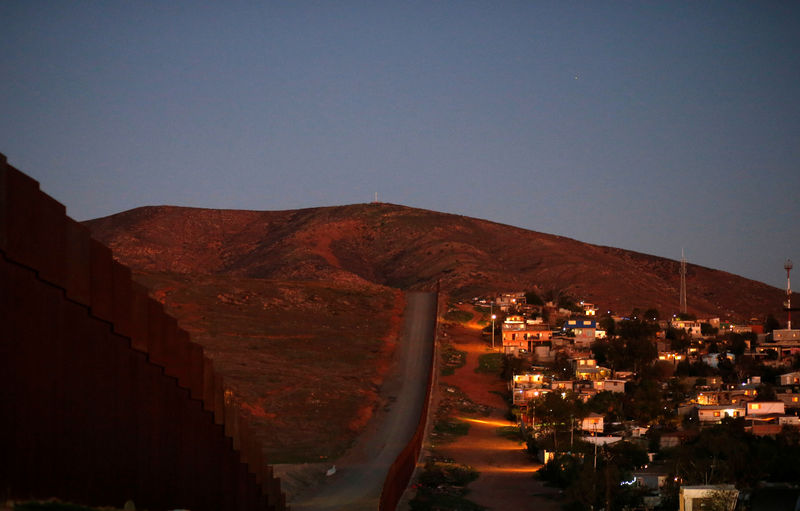 © Reuters. The border wall divides San Diego County California, U.S. and Tijuana, Mexico