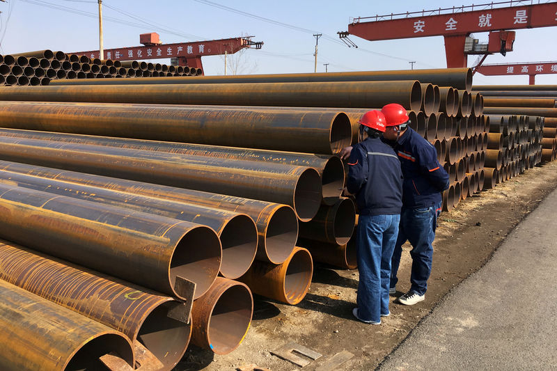 © Reuters. FILE PHOTO: Workers inspect steel pipes at a steel mill of Hebei Huayang Steel Pipe Co Ltd in Cangzhou