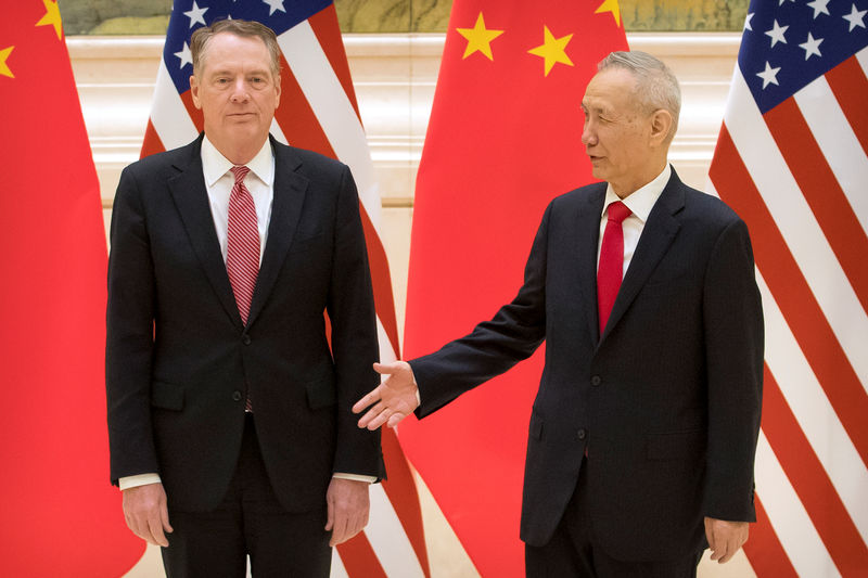 © Reuters. El vice primer ministro chino y principal negociador comercial, Liu He (der) saluda al Representante de Comercio de EEUU Robert Lighthizer antes de la sesión de apertura de las negociaciones comerciales en la Casa de Huéspedes de Diaoyutai, en Pekín