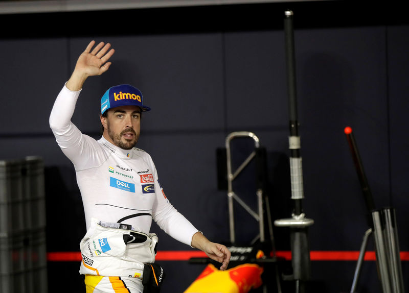 © Reuters. Foto de archivo.El piloto de McLaren Fernando Alonso de España saluda al público en los pits durante la sesión de clasificación en la pista Yas Marina en Abu Dabi