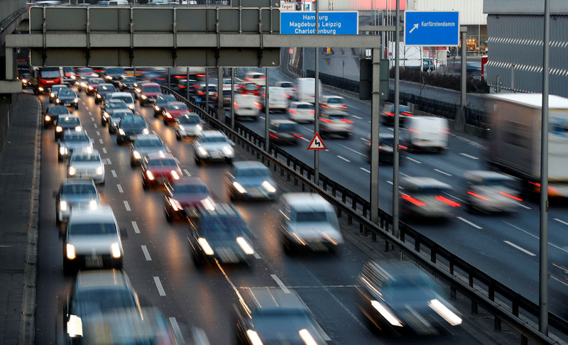 © Reuters. Traffico a Berlino sull'autostrada A100, oggi