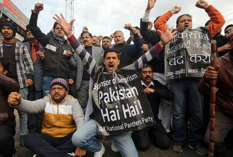 © Reuters. Mueren 44 personas en el atentado contra un convoy policial indio en Cachemira