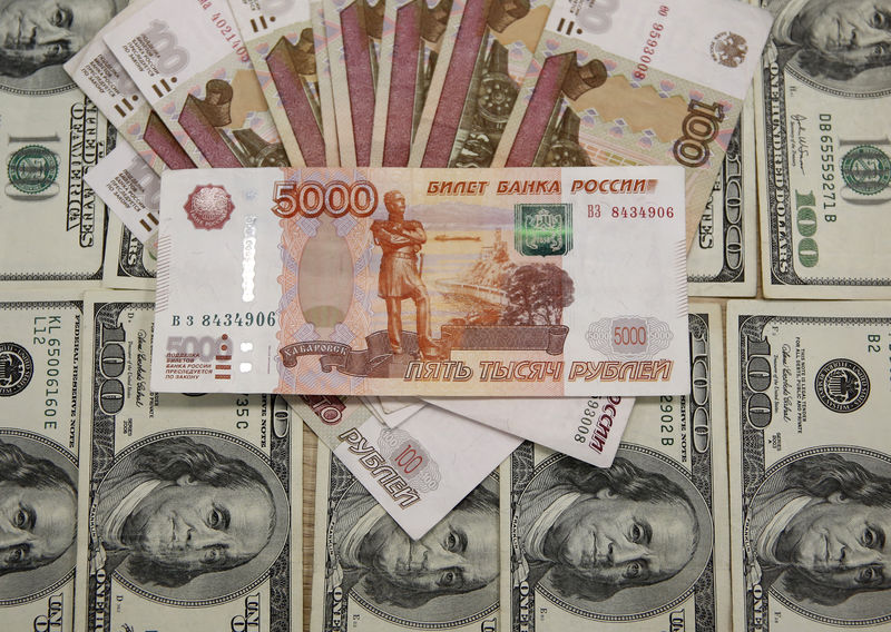 © Reuters. A picture illustration shows U.S. Dollar and Russian Ruble banknotes in Sarajevo