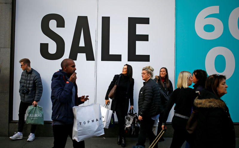 © Reuters. FILE PHOTO: People shopping on Oxford Street in central London