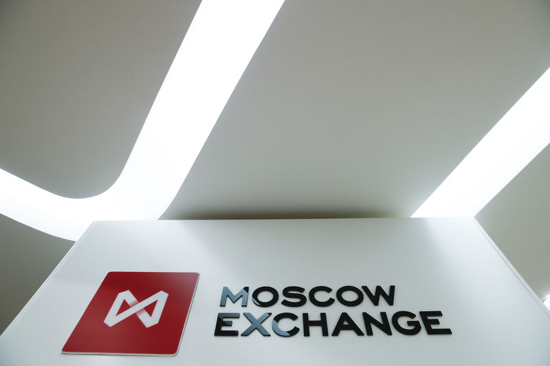 © Reuters. Логотип Мосбиржи в здании биржи