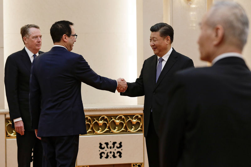 © Reuters. U.S. Treasury Secretary Steven Mnuchin shakes hands with Chinese President Xi Jinping in Beijing