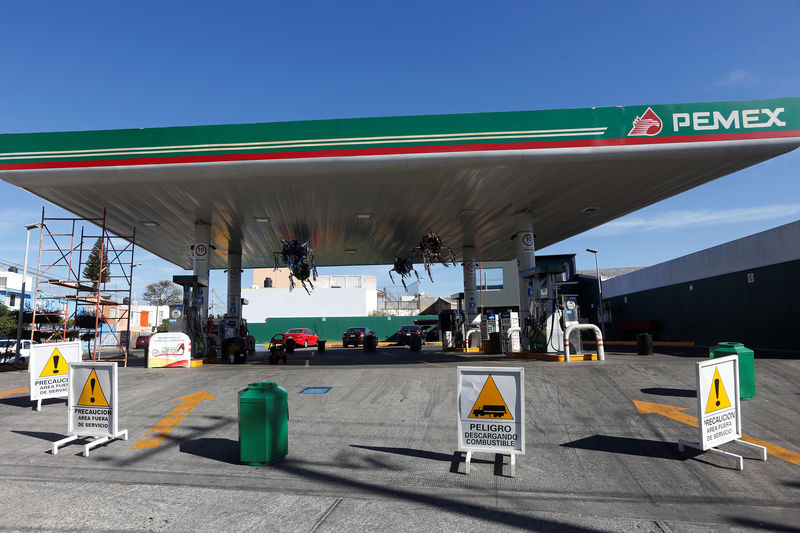 © Reuters. A gas station of state oil firm Petroleos Mexicanos (Pemex), which is closed due shortage of fuel, is pictured in Guadalajara