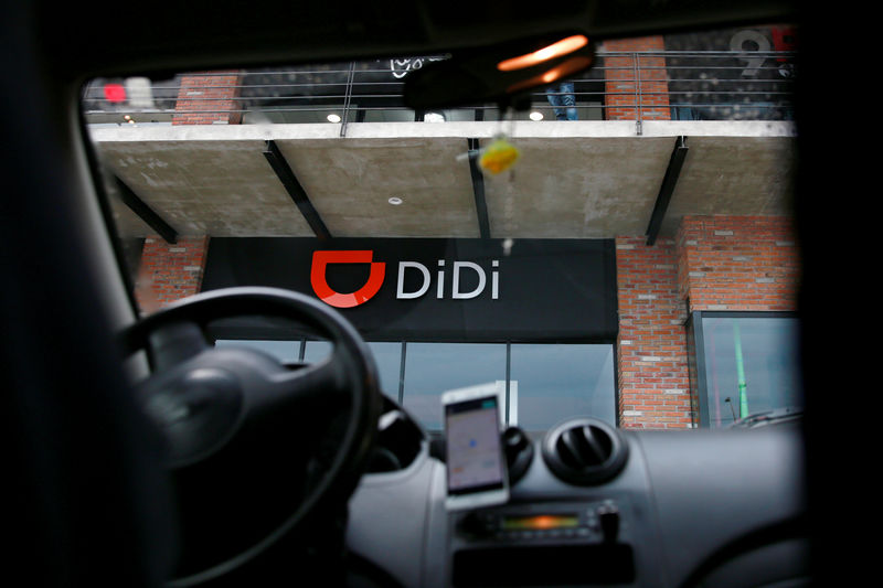 © Reuters. Logo da empresa chinesa Didi visto de dentro do carro de um de seus motoristas.
