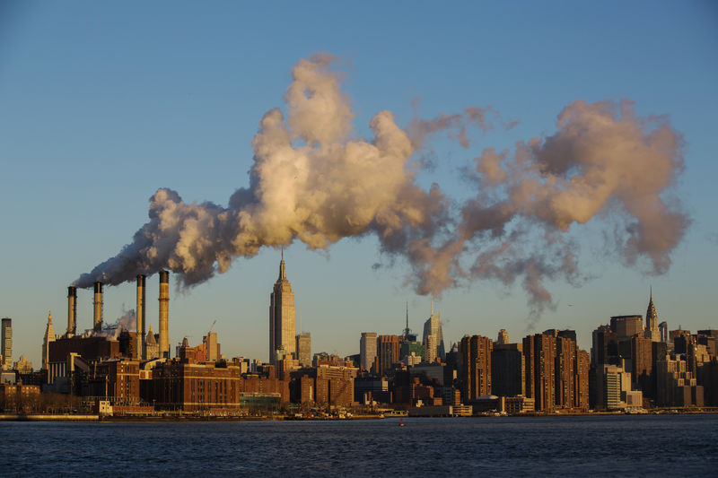 © Reuters. Steam clouds billow over the skyline during a spell of low temperatures caused by a Polar Vortex in New York