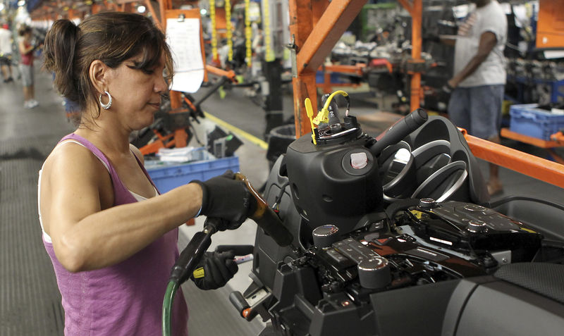 © Reuters. Funcionária instala peças em linha de montagem da General Motors no Estado de Ohio, nos EUA