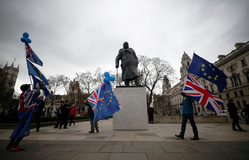 © Reuters. Anti-Brexit demonstrators protest near the statue of Winston Churchill outside the Houses of Parliament, in Westminster, London