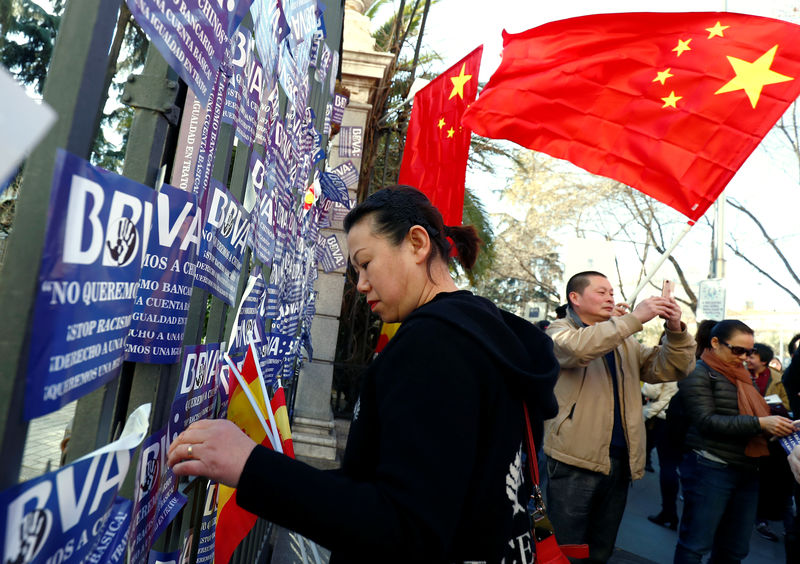 © Reuters. Cientos de ciudadanos chinos protestan contra BBVA en Madrid