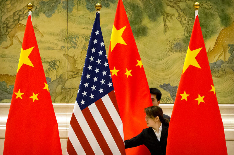 © Reuters. Флаги США и Китая в Пекине