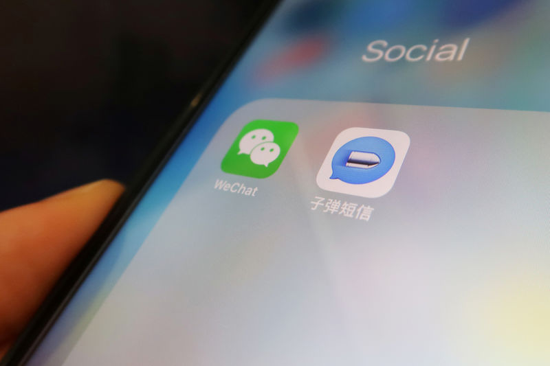 © Reuters. Illustration of Chinese instant messaging app Bullet Messenger next to Tencent's Wechat app