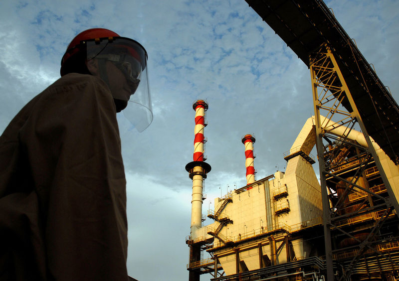 © Reuters. Trabalhador em refinaria de alumínio da Vale em Barcarena, PA