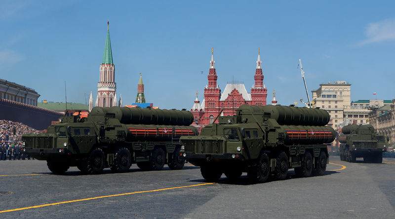 © Reuters. FILE PHOTO: Russian S-400 missile air defence systems on display in Moscow