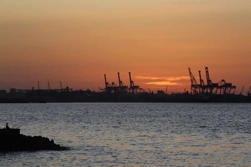 © Reuters. إعادة فتح مينائي الإسكندرية والدخيلة المصريين بعد تحسن الأحوال الجوية