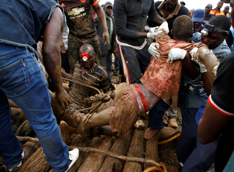 © Reuters. انتشال 8 عمال مناجم أحياء في زيمبابوي بعد أن حوصروا لأيام