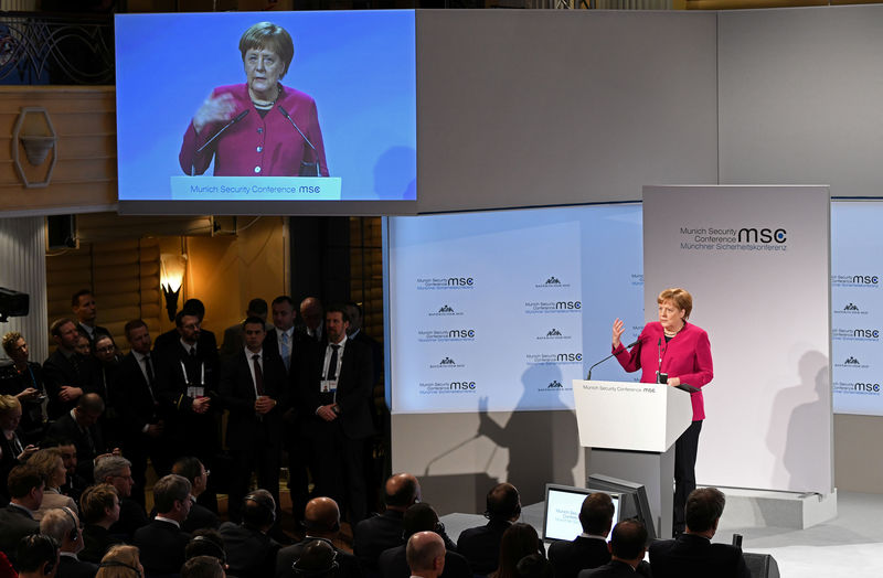 © Reuters. Conferencia de seguridad en Múnich, Alemania, con la canciller Angela Merkel.