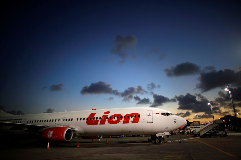© Reuters. طائرة تابعة لشركة ليون إير تنحرف عن المدرج في مطار بإندونيسيا