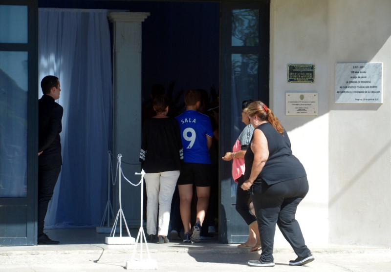 © Reuters. Familiares y amigos del futbolista Emiliano Sala, exdelantero del club francés Nantes que murió en un accidente aéreo en el Canal de la Mancha, asisten a su velatorio en Progreso