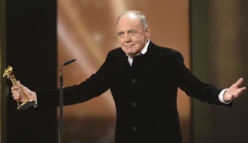 © Reuters. El actor Bruno Ganz en una imagen de archivo recibiendo el premio "Lebenswerk" (por una trayectoria profesional) durante la ceremonia 'Goldene Kamera' en Berlín