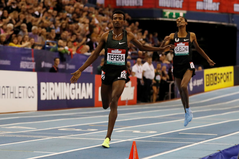 © Reuters. الإثيوبي تيفيرا يحطم الرقم العالمي لسباق 1500 متر داخل القاعات
