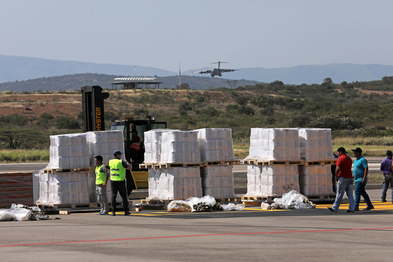 © Reuters. A second U.S. Air Force plane carrying humanitarian aid for Venezuela approaches Camilo Daza Airport in Cucuta