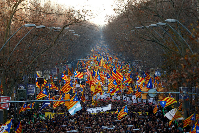 © Reuters. Manifestantes en unas protestas en Barcelona contra el juicio a los independentistas que organizaron el referédum del 1-0.