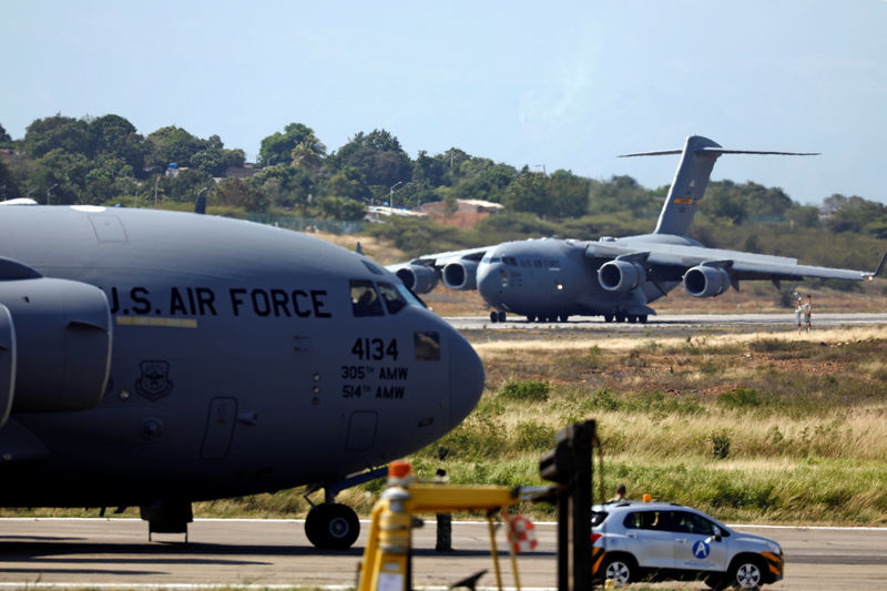 © Reuters. Un segundo avión de la Fuerza Aérea de Estados Unidos que transporta ayuda humanitaria para Venezuela se desplaza por la pista luego de aterrizar en el Aeropuerto Camilo Daza en Cúcuta