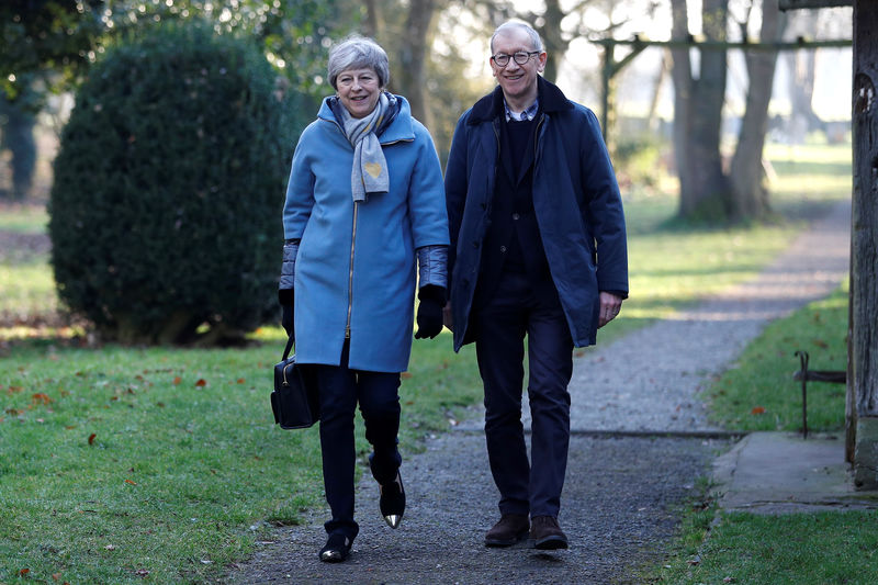 © Reuters. La primera ministra británica, Theresa May y su marido Philip salen de una iglesia cerca de High Wycombe